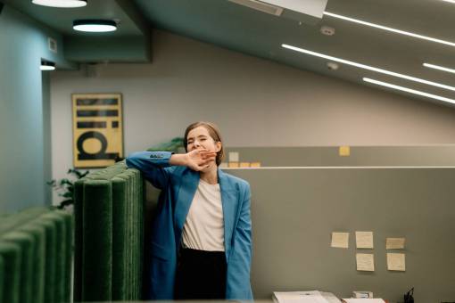 oficina retrato, de, un, mujer, bostezando
