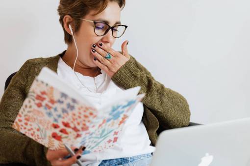 mujeres retrato, de, un, mujer, bostezando