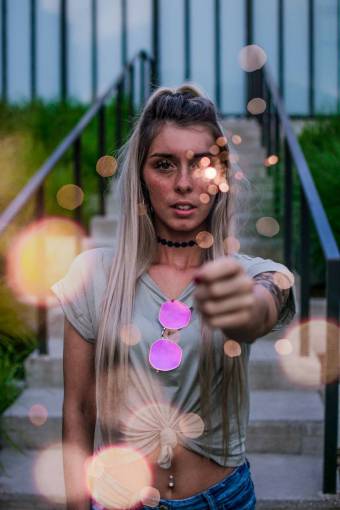 disfrutando Mujer sosteniendo bengala encendida