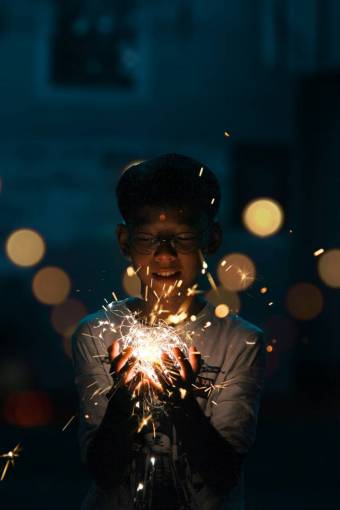 disfrutando Mujer sosteniendo bengala encendida