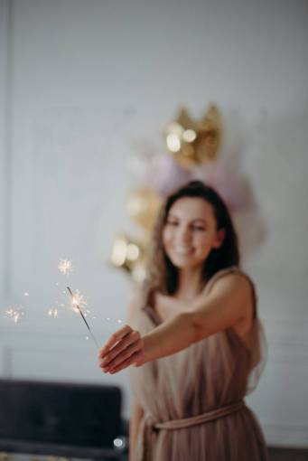 disfrutando Mujer sosteniendo bengala encendida