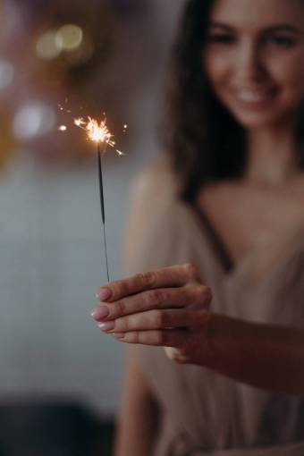 disfrutando Mujer sosteniendo bengala encendida