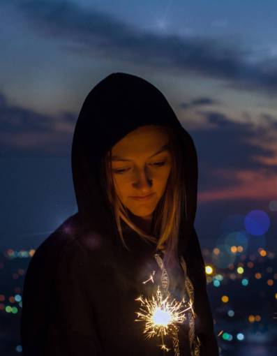 disfrutando Mujer sosteniendo bengala encendida
