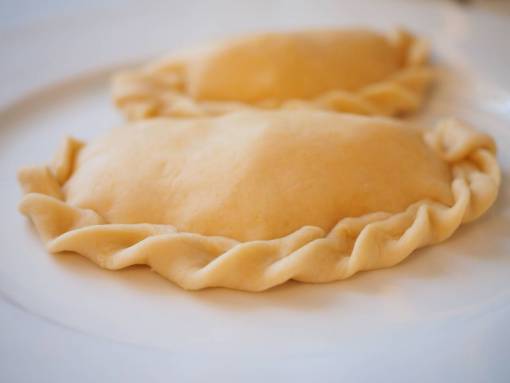 comidas plato de empanada argentina