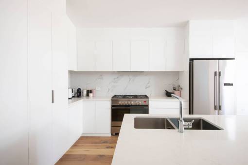 moderno Cocina minimalista moderna en tonos blancos