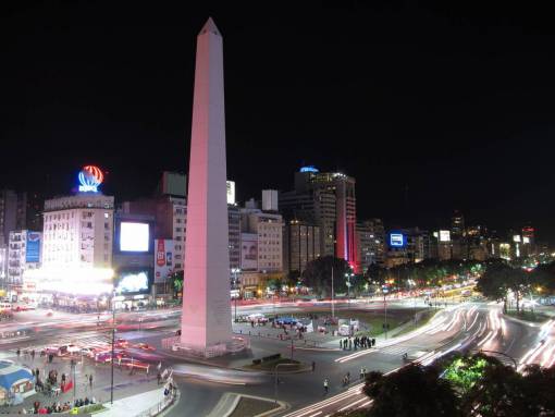 monumento Vista nocturna del Obelisco en Buenos Aires, Argentina