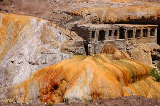 paisajes de argentina Puente del Inca (Inglés "Puente del Inca"), es un arco natural que forma un puente sobre el río Las Cuevas, un afluente del río Mendoza en Argentina