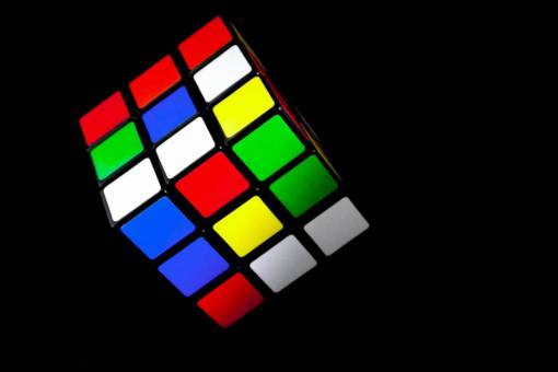 fondo azul fondos multicolores primer plano amarillo fondo negro Rubik Cube