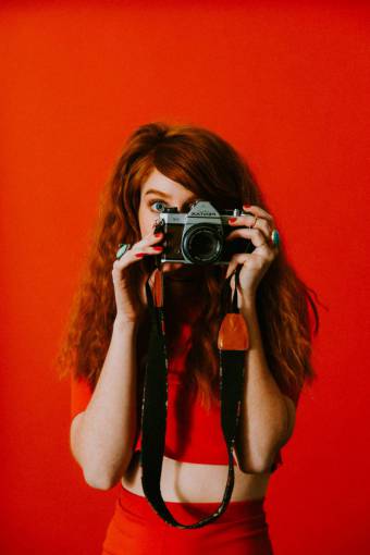 estudio mujer de etnia caucásica;fotógrafo;rojo;vestido de una persona mujer cámara equipo fotográfico para adultos