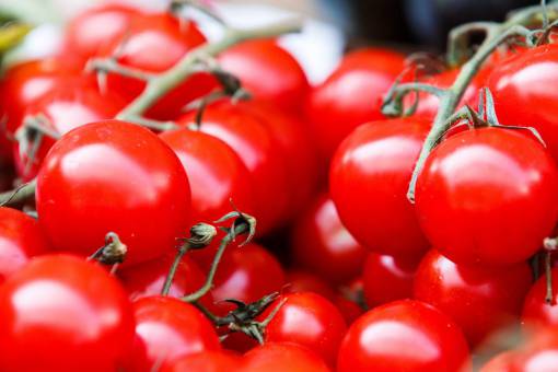 comidas alimentos de primer plano tomate cherry;frescura de fondo alimentación saludable tomate vegetal