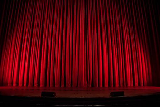 cortar cortina de actuación;teatro;escenario rojo cortina de teatro escenario espacio de actuación representación teatral