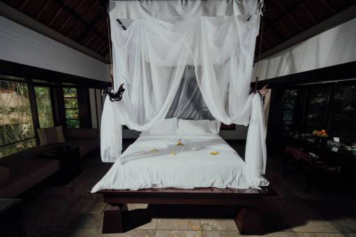 cortar almohada cómoda cama interior habitación doméstico mosquitero