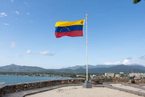 Bandera de Venezuela en el Fuerte Juan Griego en la Isla de Margarita