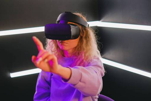 tecnologia etnia caucásica niño una persona tecnología de simulador de realidad virtual mujer futurista; gafas vr