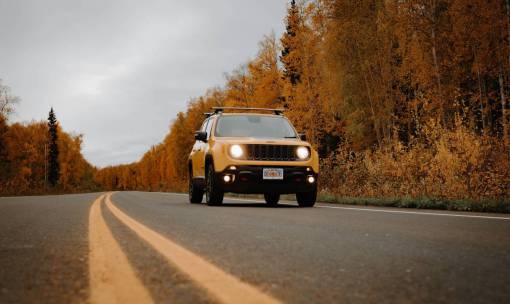 bosques velocidad transporte aire libre bosque coche vehículo terrestre Carretera;Jeep;Coche;Otoño