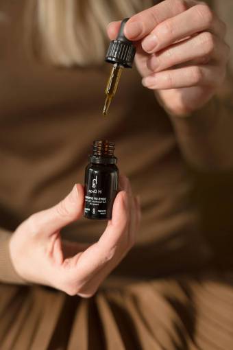 medicina aceite de cannabis mano humana sosteniendo medicina primer plano mujeres adultas