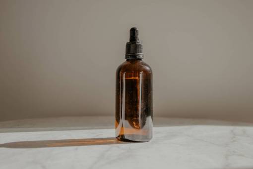 cuidado aceite de cannabis medicina líquida botella de un solo objeto cuidado de la salud y medicina primer plano