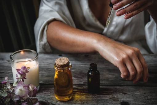 medicina cannabis aceite hombres humano mano relajación adulto mujer primer plano