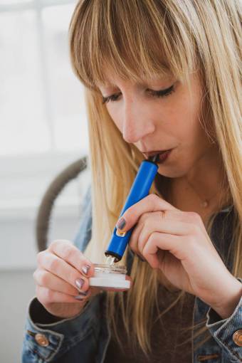 hembra primer plano aceite de cannabis etnia caucásica cabello rubio una persona mujeres hembras