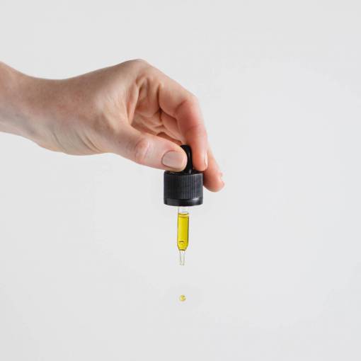 soltar primer plano canabis aceite ciencia amarillo soltar mano humana líquido