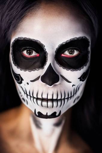 Día de los Muertos; calavera; cara pintada una persona horror mujeres halloween rostro humano espeluznante