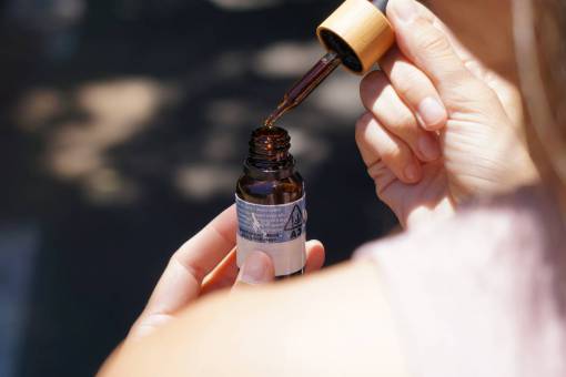 cuidado cuidado de la salud y medicina con primer plano medicina mano humana botella aceite de cannabis
