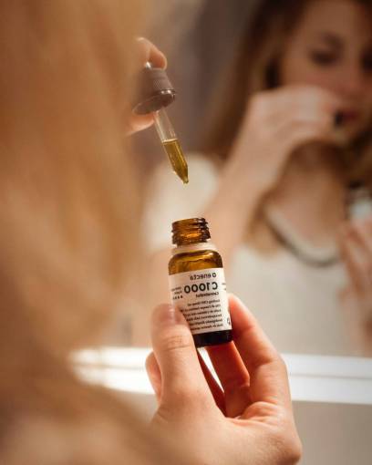 cuidado cuidado de la salud y medicina mujeres con aceite de cannabis medicina primer plano mano humana