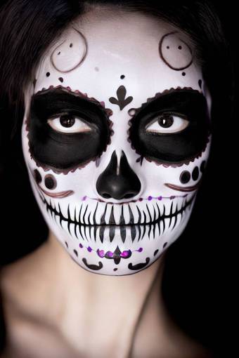 ojo rostro humano retrato de una persona halloween día de los muertos; cráneo; rostro pintado mujeres primer plano