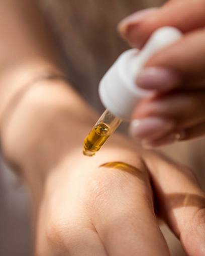medicina mano humana mujer adulto primer plano cannabis aceite salud y medicina medicina