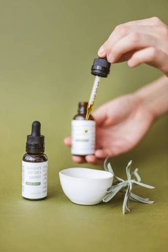 medicina líquido botella medicina cannabis aceite primer plano mano humana salud y medicina