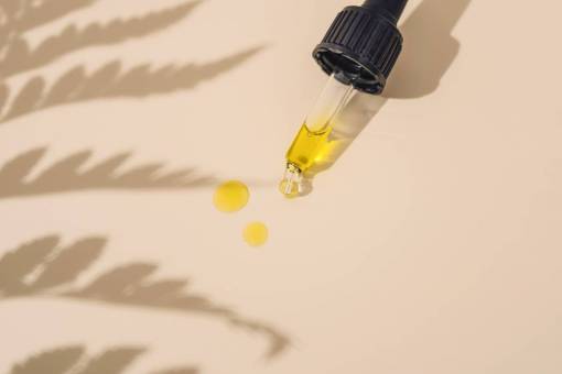 medicina líquido cannabis aceite primer plano investigación ciencia naturaleza amarillo