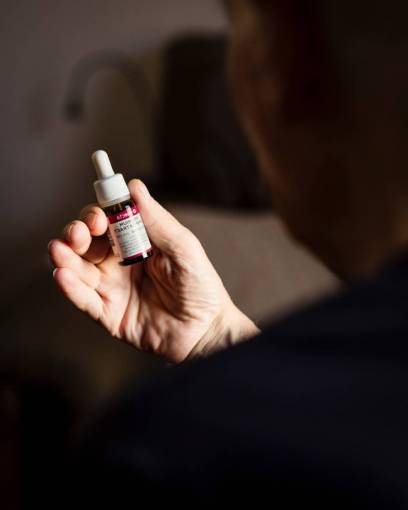 medicina medicina mano humana primer plano salud y medicina cannabis aceite hombres adulto