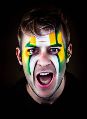brazo hombres de etnia caucásica gritando fútbol;ventilador;brasil;pintado;cara deporte pintura facial una persona