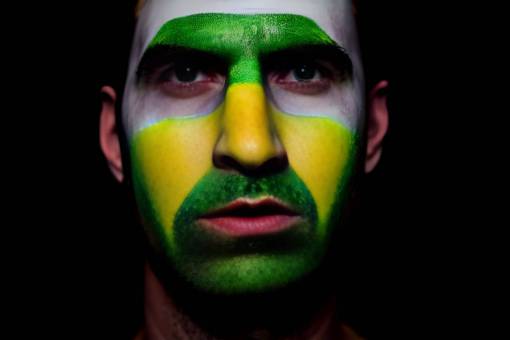 brazo una persona cara humana hombres soccer;ventilador;brasil;pintado;cara pintura facial deporte etnia caucásica