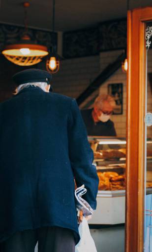 compras una persona hombres adultos anciano;comprar;ocupación de panadería hombres trabajadores