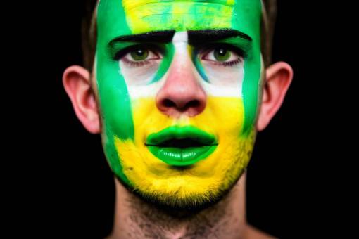 brazo una persona hombres futbol;aficionado;brasil;pintado;cara adulto pintura facial rostro humano deporte