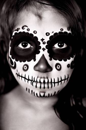 ojo retrato una persona primer plano rostro humano Día de los Muertos;cráneo;cara pintada halloween blanco y negro