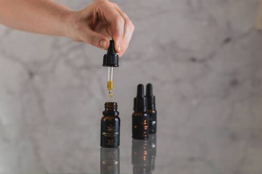 medicina ciencia primer plano mano humana aceite de cannabis medicina líquido salud y medicina