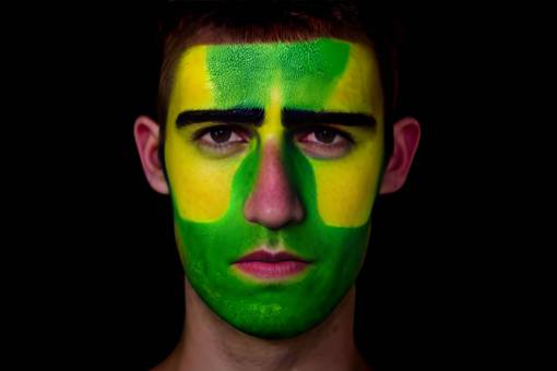 brazo fútbol;aficionado;brasil;pintado;cara pintura facial una persona deporte hombres pintura facial humana