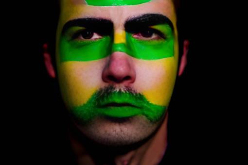 brazo fútbol;ventilador;brasil;pintado;rostro hombres una persona deporte rostro humano etnia caucásica pintura facial