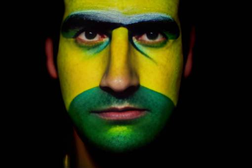 brazo deporte hombres mirando cámara cara pintura una persona rostro humano fútbol;ventilador;brasil;pintado;cara