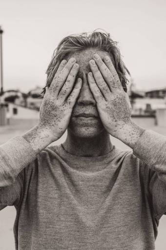 emociones mujer adulto aire libre hombres una persona caucásico etnia tristeza