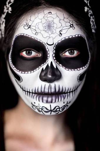 ojo mujer rostro humano retrato de una persona primer plano de halloween día de los muertos; cráneo; cara pintada