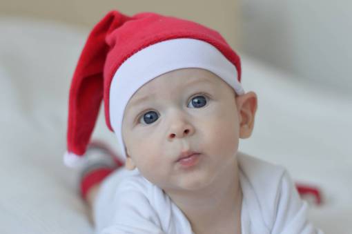 Bebé con sombrero de santa claus mirando a la cámara