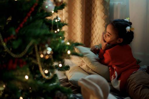 way Little girl waiting for Santa Claus in front of the Christmas tree