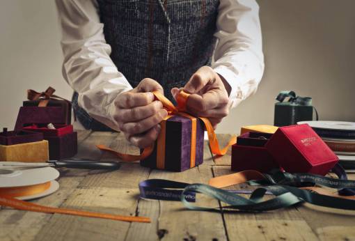 escritorio Preparando el regalo de Navidad