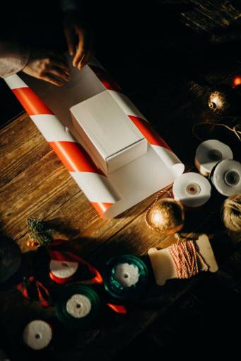 escritorio Preparando el regalo de Navidad