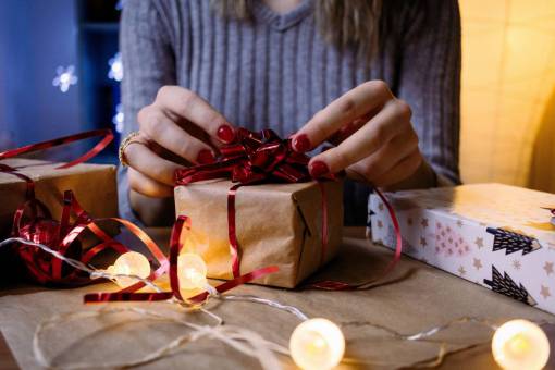 escritorio Preparando el regalo de Navidad