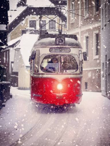 Tranvía en una calle nevada