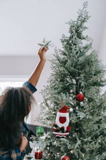 Mujer decorando el árbol de navidad